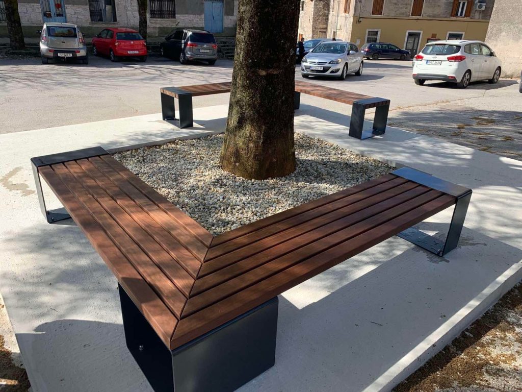 Kutna klupa od drva Kebony oko stabla