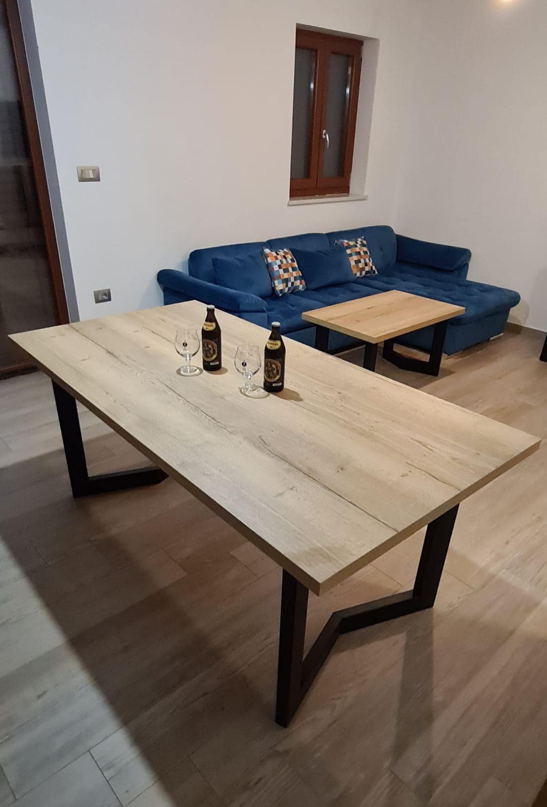 Dugi blagovaonski stol od drva s čeličnim nogama u dnevnom boravku