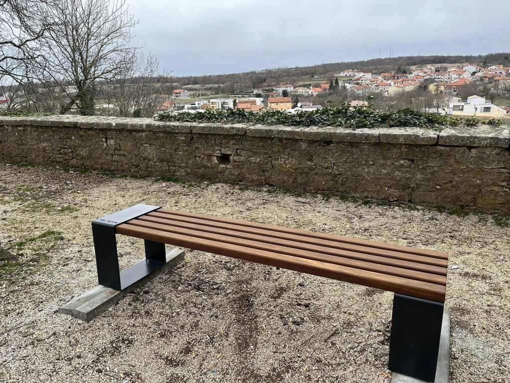 Klupe od drva Kebony i čelika u Žminjskom parku, s pogledom na Žminj