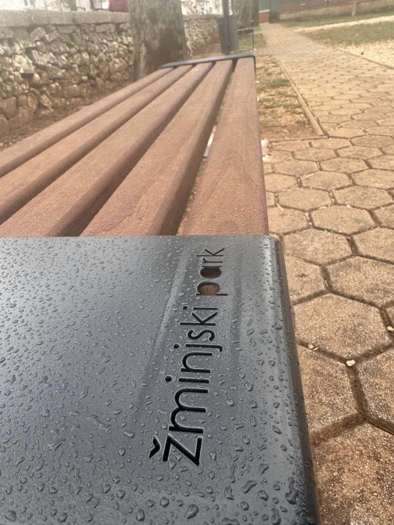 Personalizirani natpis urezan u čelik klupe